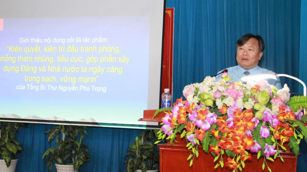 PGS-TS Nguyễn Quốc Dũng giới thiệu nội dung tác phẩm tại hội nghị