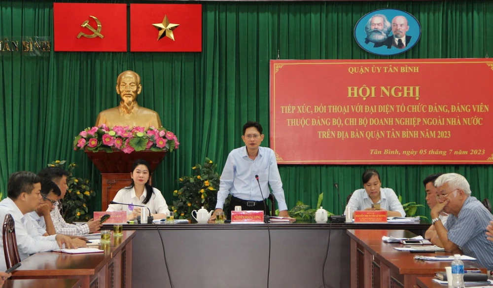 Đồng chí Nguyễn Hoàng Long, Phó Bí thư Thường trực Quận ủy chủ trì, phát biểu tại hội nghị