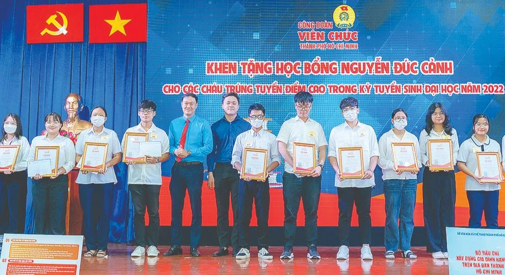 Công đoàn Viên chức TPHCM trao học bổng Nguyễn Đức Cảnh cho con người lao động khó khăn