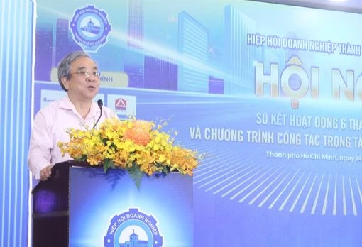 Ông Nguyễn Ngọc Hòa, Chủ tịch Hiệp hội Doanh nghiệp TPHCM, báo cáo tình hình hoạt động của các DN thành phố trong 6 tháng đầu năm 2023. Ảnh: NLĐ