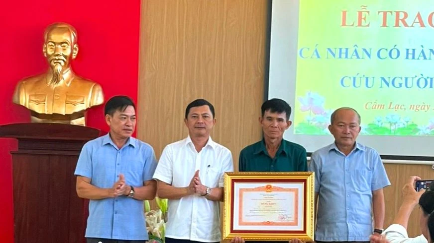 Phó Chủ tịch UBND tỉnh Hà Tĩnh Lê Ngọc Châu và lãnh đạo huyện, xã trao bằng khen của Thủ tướng Chính phủ cho ông Võ Kim Huệ