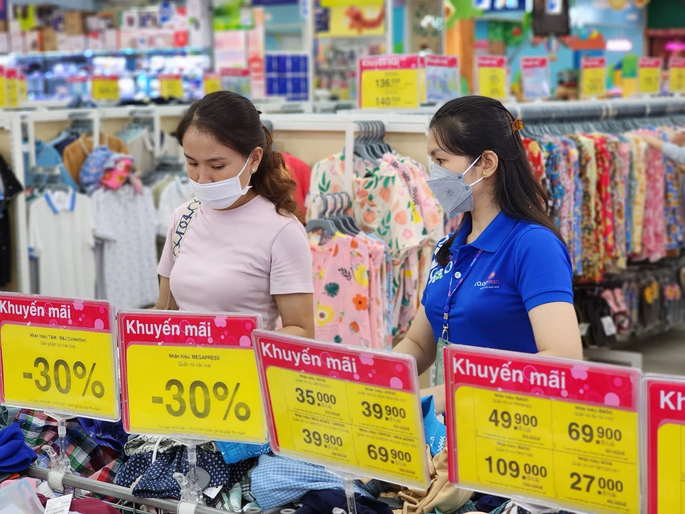 Khách hàng chọn mua sản phẩm khuyến mãi tại một siêu thị của Saigon Co.op