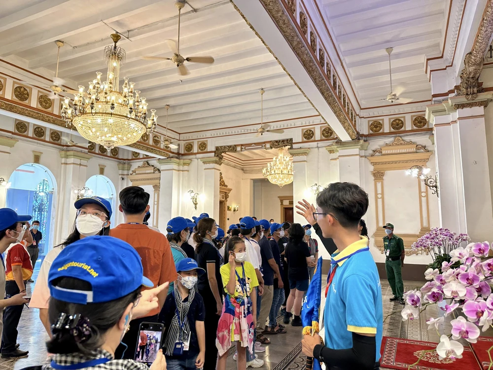 Hướng dẫn viên Saigontourist đưa khách tham quan di tích kiến trúc nghệ thuật trụ sở HĐND - UBND TPHCM