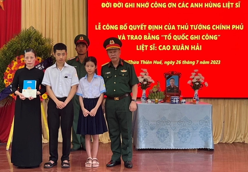 Thân nhân liệt sĩ Cao Xuân Hải tại lễ đón nhận Bằng “Tổ quốc ghi công”