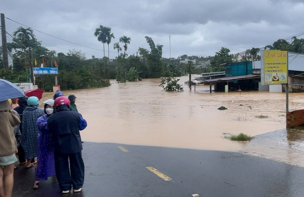 Quốc lộ 55 qua huyện Bảo Lâm, Lâm Đồng bị ngập chiều 30-7