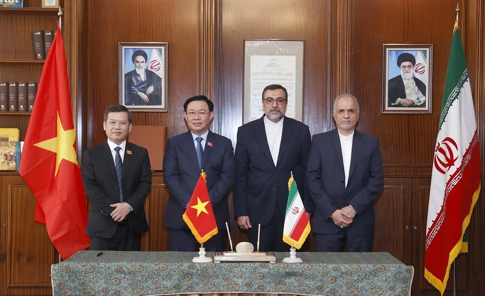 Chủ tịch Quốc hội Vương Đình Huệ dự lễ ký kết Hiệp định tương trợ tư pháp về hình sự giữa Viện Kiểm sát nhân dân tối cao Việt Nam và Bộ Tư pháp Iran. Ảnh: TTXVN 