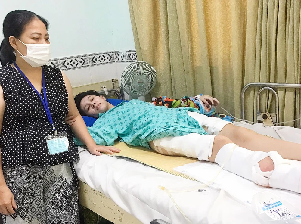 Em Nguyễn Thị Mỹ Hạnh không may bị gãy chân phải do tai nạn giao thông 