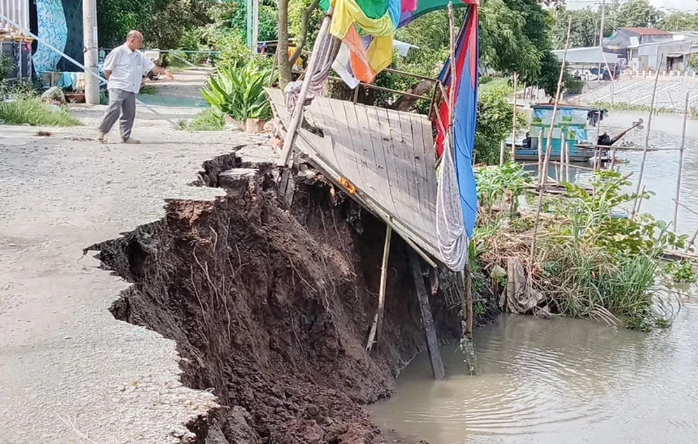 Một đoạn bờ kênh ở huyện Châu Phú, tỉnh An Giang bị sạt lở nặng vào đầu tháng 8-2023. Ảnh: QUỐC BÌNH