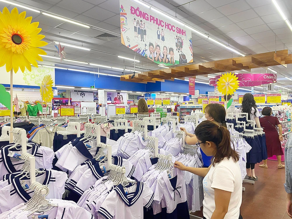 Người tiêu dùng mua sắm sản phẩm phục vụ học tập cho năm học mới