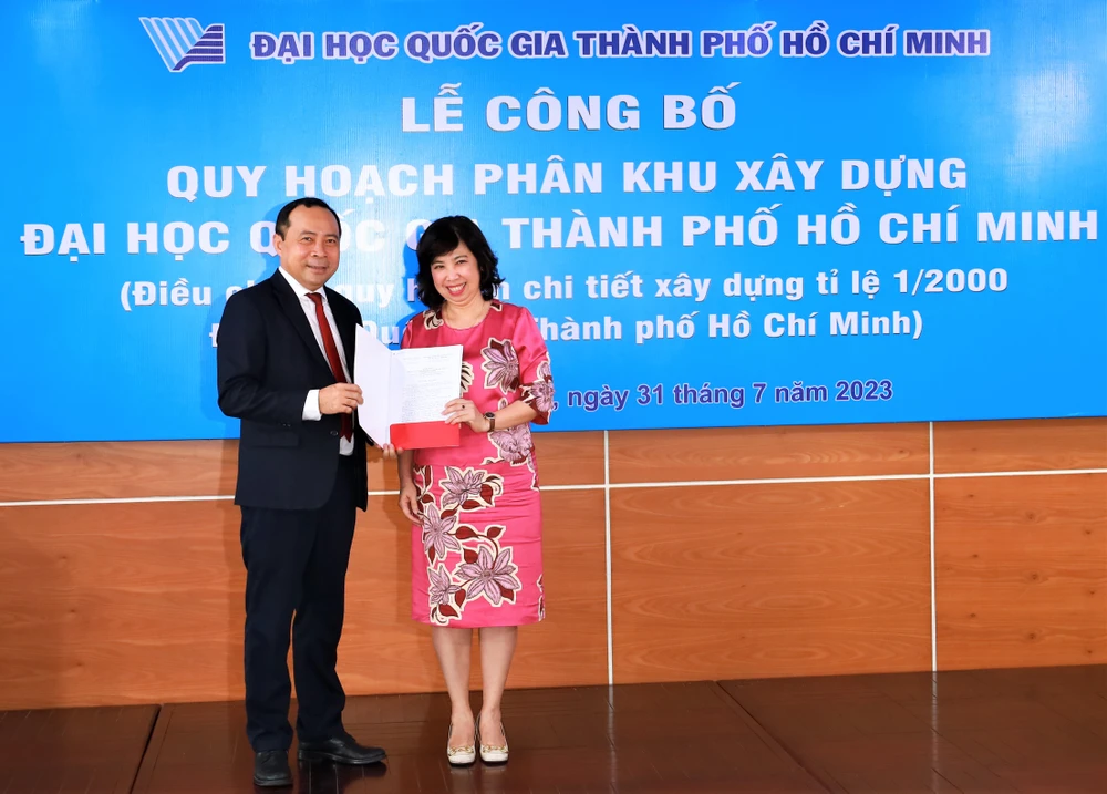 Bà Trần Thu Hằng, Vụ trưởng Vụ Quy hoạch kiến trúc, trao quyết định phê duyệt quy hoạch phân khu xây dựng ĐH Quốc gia TPHCM của Thủ tướng Chính phủ cho PGS-TS Vũ Hải Quân