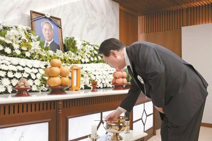 Tổng thống Hàn Quốc Yoon Suk Yeol trước bài vị của cha ông, nhà kinh tế học nổi tiếng Yoon Ki Jung. Ảnh: Văn phòng tổng thống Hàn Quốc