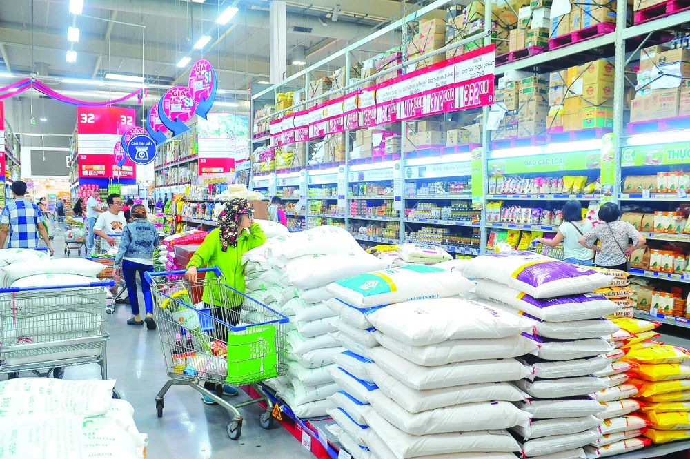 Người tiêu dùng mua gạo tại siêu thị ở TP Thủ Đức, TPHCM 