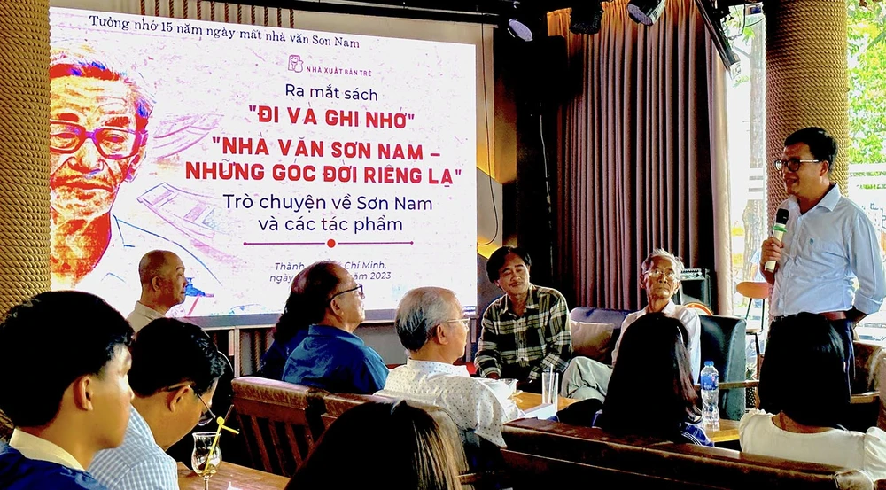 Người thân, bạn bè, người viết và người đọc yêu mến Sơn Nam đã tới tham dự chương trình tưởng nhớ 15 năm ngày mất của “ông già Nam bộ”