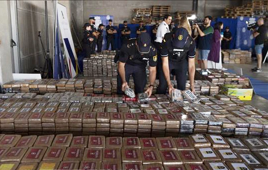 Gần 10 tấn cocaine bị cảnh sát và hải quan Tây Ban Nha thu giữ được công bố trong cuộc họp báo tại cảng Algeciras, ngày 25-8-2023. Ảnh: AFP/TTXVN