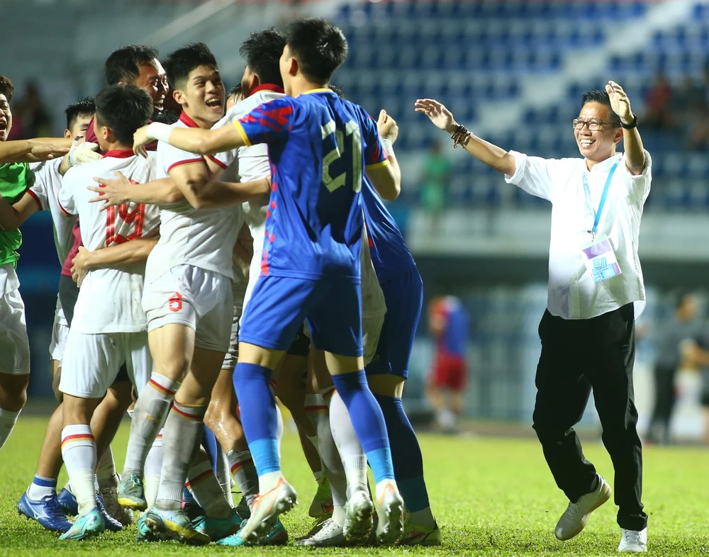 HLV Hoàng Anh Tuấn cùng các học trò vô địch tại giải U23 Đông Nam Á 2023
