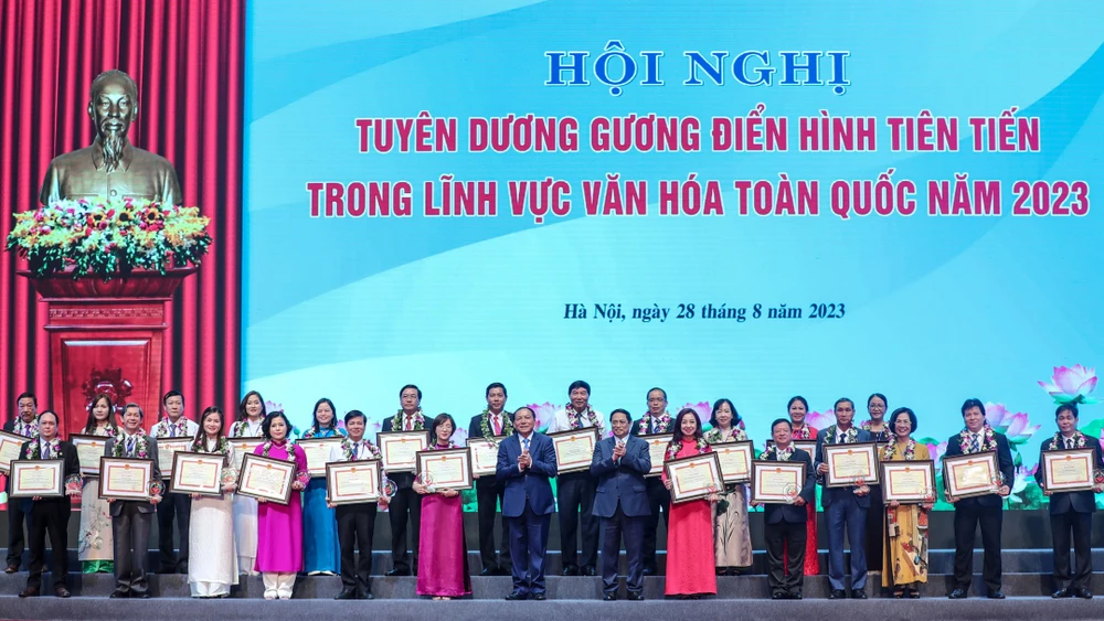 Thủ tướng Chính phủ Phạm Minh Chính, Bộ trưởng Bộ VH-TT-DL Nguyễn Văn Hùng tuyên dương các gương điển hình tiên tiến tại Hội nghị. Ảnh: VIẾT CHUNG
