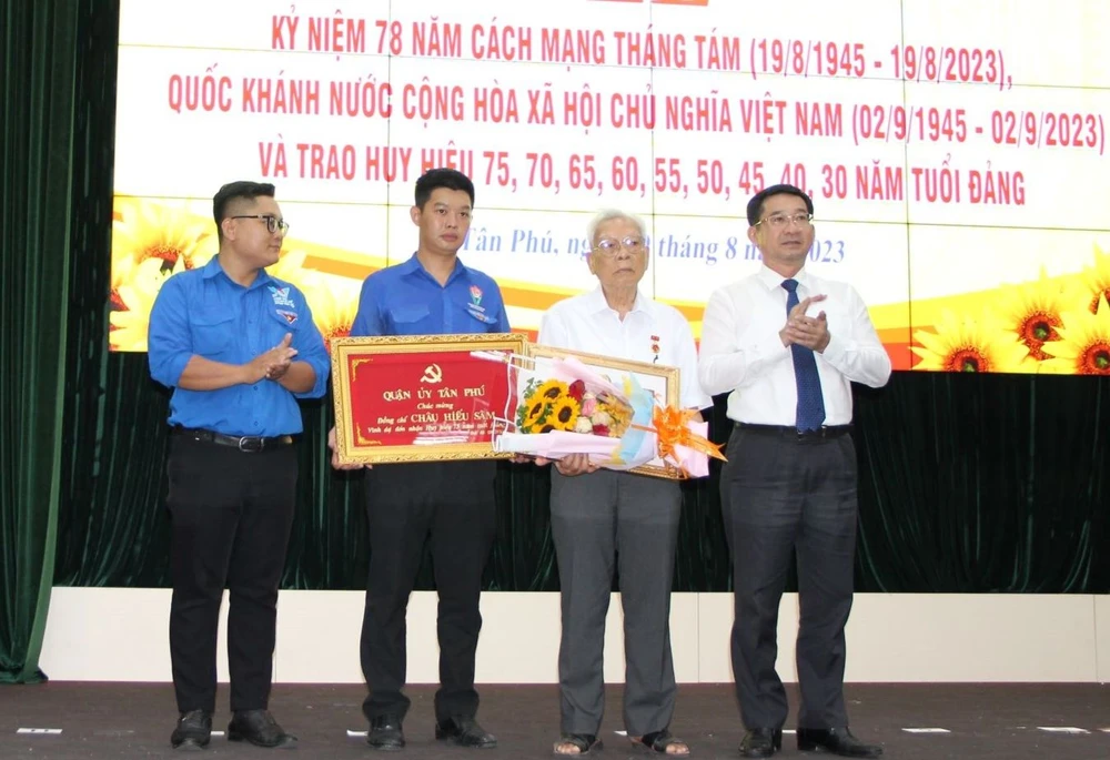 Đồng chí Dương Ngọc Hải trao Huy hiệu Đảng cho đảng viên Châu Hiếu Sâm