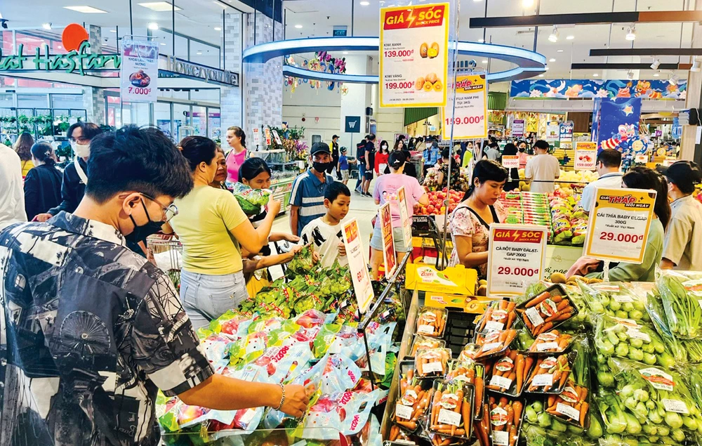 Người tiêu dùng chọn mua hàng tại Aeon Mall Tân Phú dịp nghỉ lễ