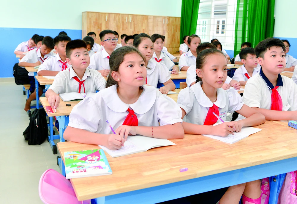 Học sinh lớp 5 Trường Tiểu học Thái Hưng (quận 8, TPHCM) trong phòng học mới ngày tựu trường. Ảnh: CAO THĂNG