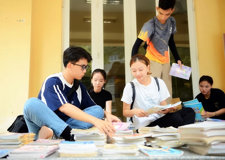 Sinh viên Trường đại học Sư phạm phân loại sách trước khi chuyển vào Gia Lai. Ảnh: Báo Thừa Thiên Huế