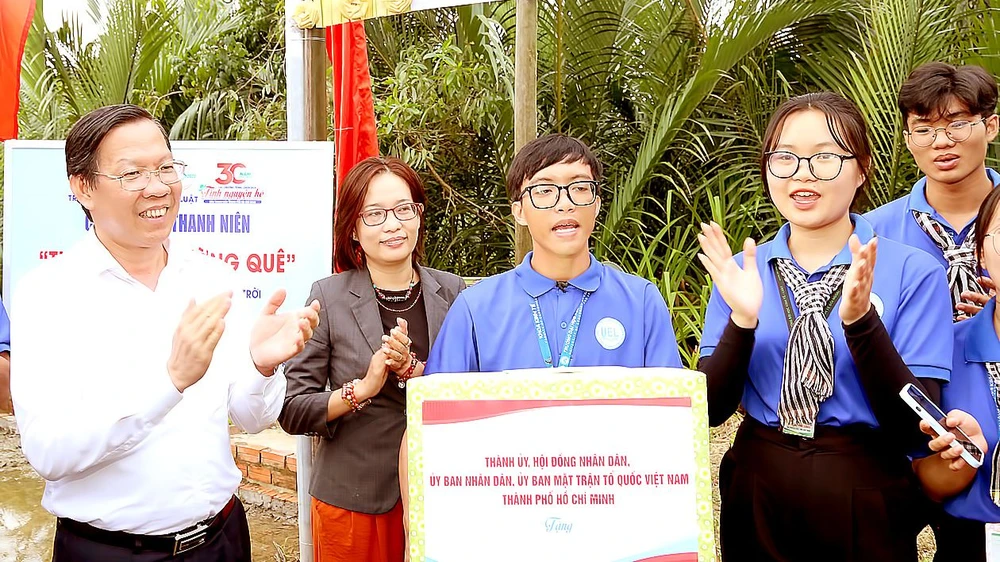 Chủ tịch UBND TPHCM Phan Văn Mãi thăm các chiến sĩ tình nguyện Mùa hè xanh tại tỉnh Bến Tre, ngày 29-7-2023. Ảnh: THẢO LÊ