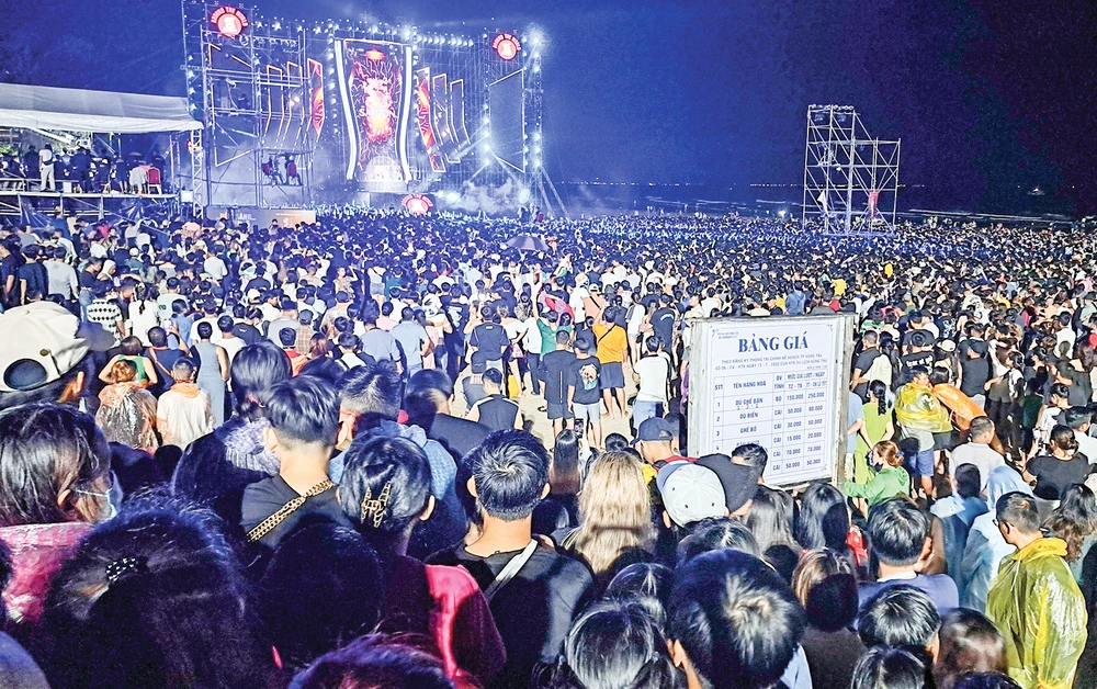Sự kiện âm nhạc thu hút đông đảo du khách đến Vũng Tàu dịp lễ 2-9. Ảnh: NÔNG NGÂN