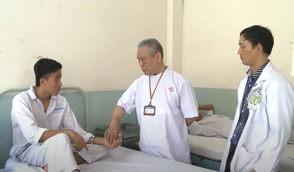 GS-TS-BS Văn Tần trong một lần thăm khám cho người bệnh. Ảnh: TƯ LIỆU