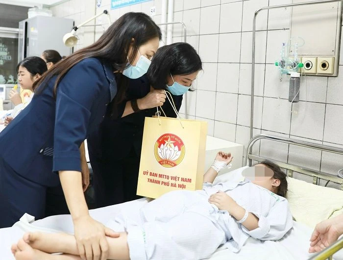 Bà Nguyễn Thị Tuyến, Phó Bí thư Thường trực Thành ủy Hà Nội thăm hỏi nạn nhân vụ cháy chung cư mini đang điều trị tại Bệnh viện Bạch Mai