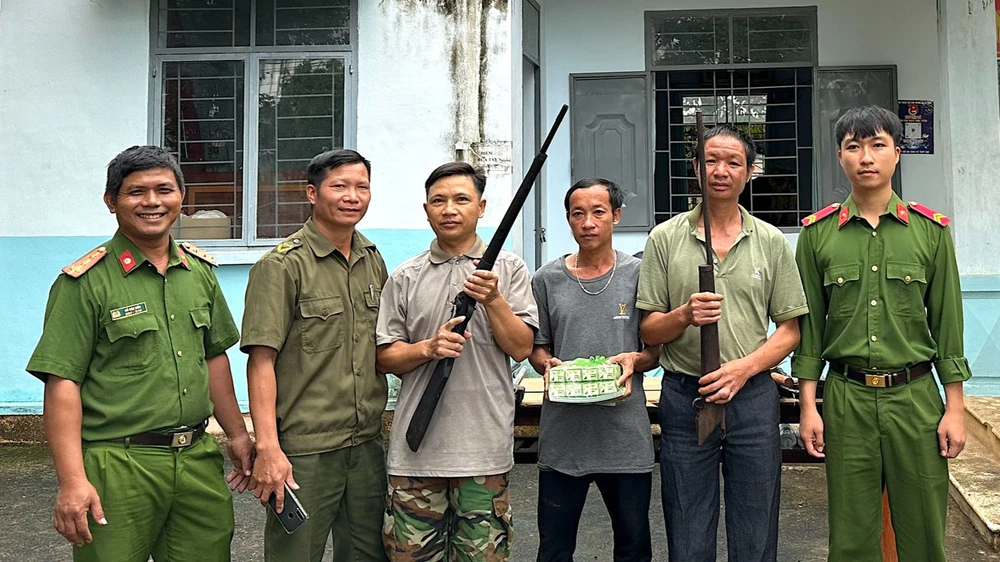 Người dân đến Công an xã Ia Lâu, huyện Chư Prông, tỉnh Gia Lai nộp vũ khí. Ảnh: TC