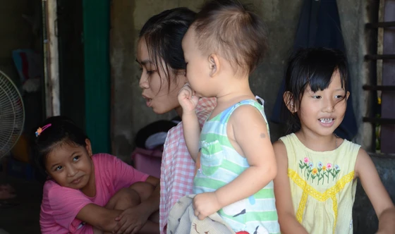 Bé Nguyễn Nữ Kiều Oanh cùng 3 em ruột mồ côi ở thôn Diêm Đại