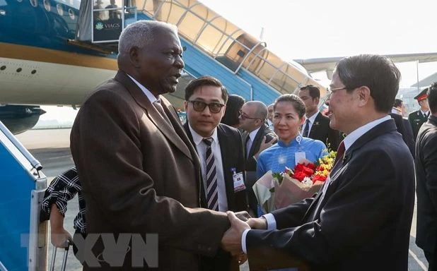 Phó Chủ tịch Quốc hội Nguyễn Đức Hải đón Chủ tịch Quốc hội Esteban Lazo Hernandez tại Sân bay Quốc tế Nội Bài. Ảnh: TTXVN