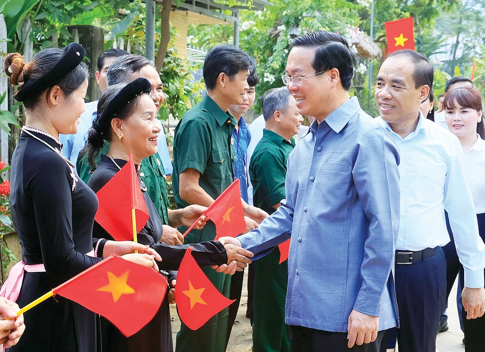 Chủ tịch nước Võ Văn Thưởng thăm hỏi nhân dân thôn Tân Lập, xã Tân Trào, huyện Sơn Dương, tỉnh Tuyên Quang. Ảnh: TTXVN