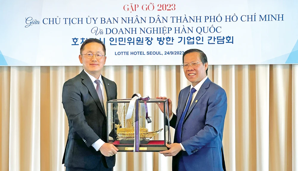 Ông Han Sangdeok, Phó Chủ tịch Công ty TNHH Samsung Engineering tặng quà lưu niệm Chủ tịch UBND TPHCM Phan Văn Mãi