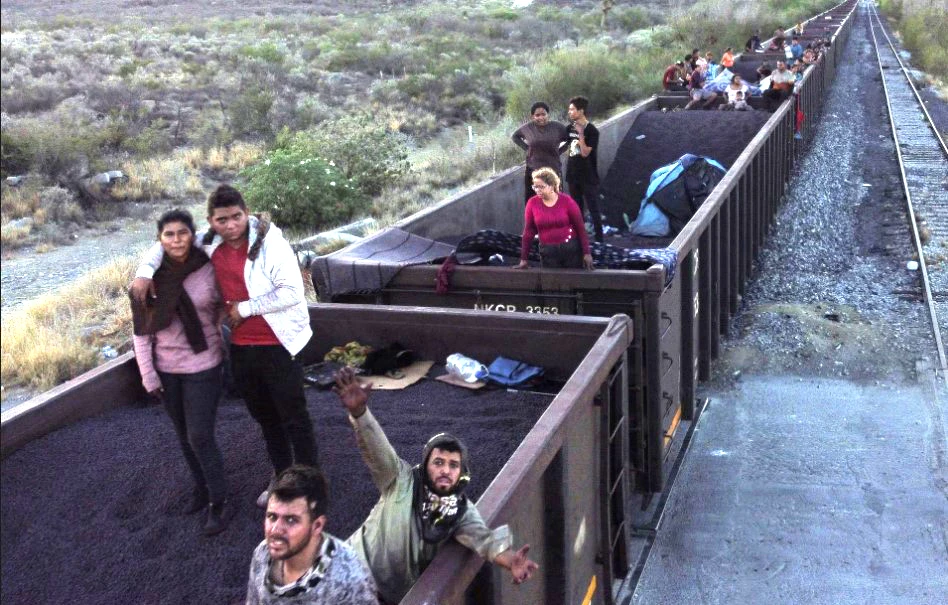 Những người xin tị nạn đang trên một tàu chở hàng tại thành phố El Carmen, Mexico hướng tới Mỹ. Ảnh: Reuters