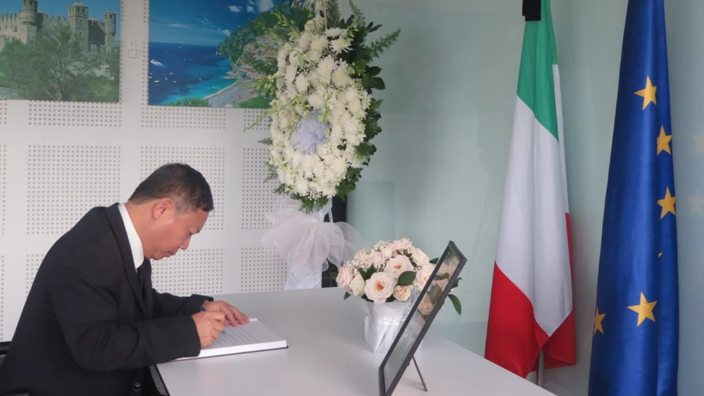Phó Chủ tịch UBND TPHCM Dương Anh Đức viết sổ tang tại Tổng Lãnh sự quán Italy