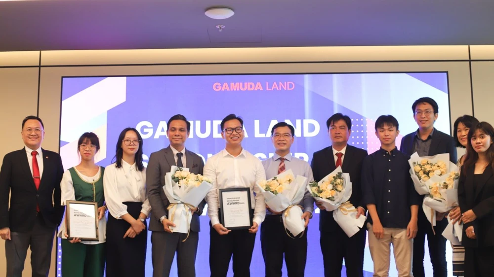 Lãnh đạo Gamuda Land và các đại biểu chúc mừng những sinh viên nhận học bổng