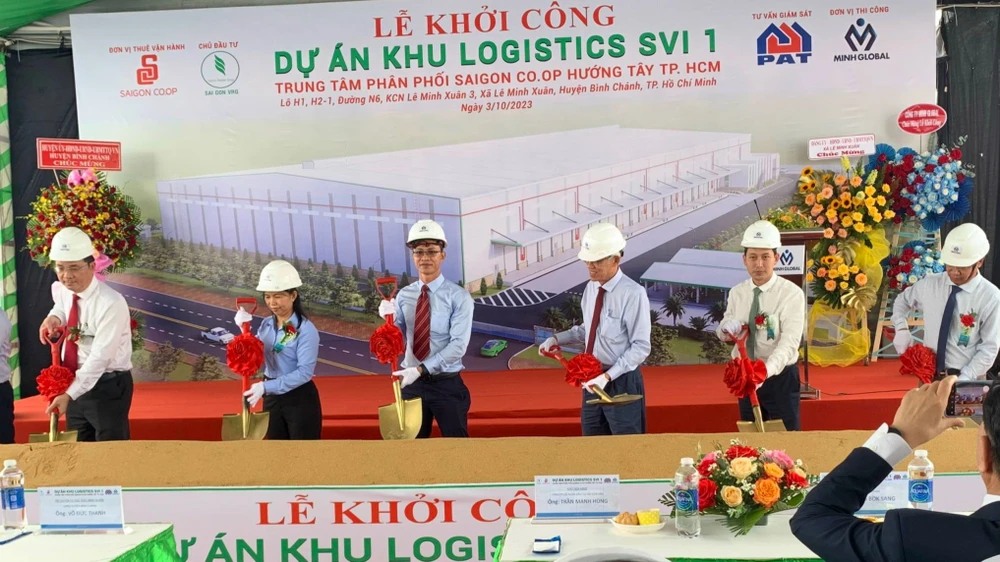 Các đại biểu thực hiện nghi thức khởi công xây dựng khu logistics "xanh" đầu tiên tại KCN Lê Minh Xuân