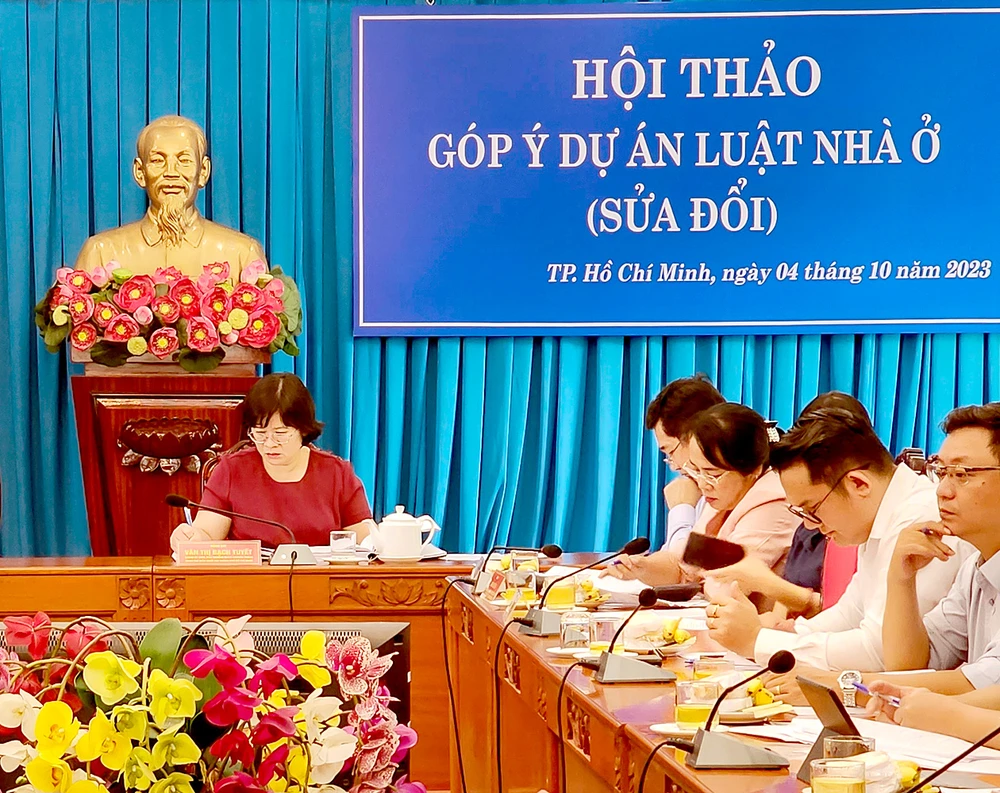 Phó trưởng đoàn chuyên trách Đoàn đại biểu Quốc hội TPHCM Văn Thị Bạch Tuyết chủ trì hội thảo