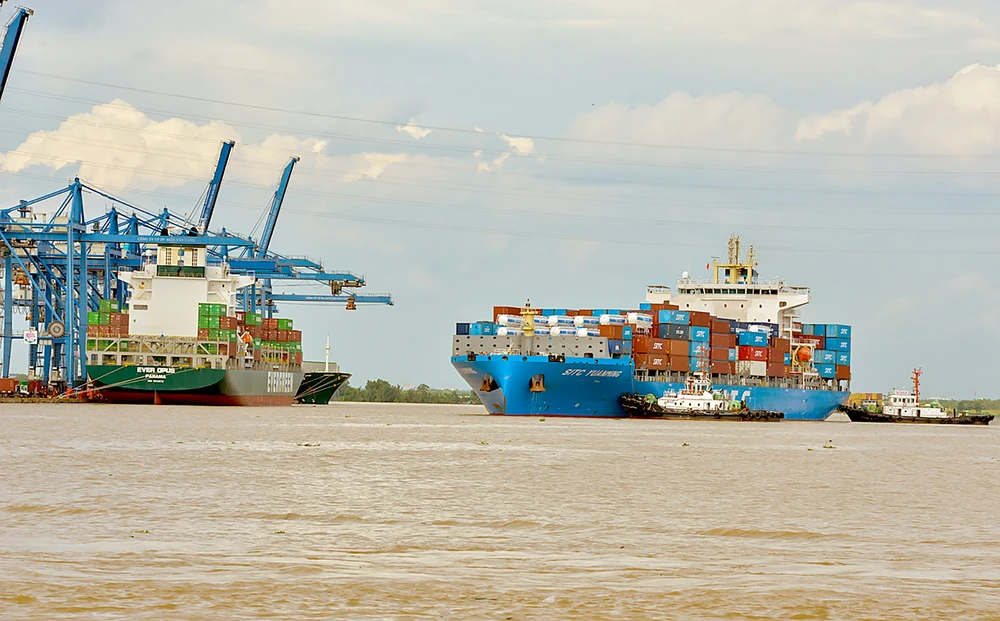 Tàu biển chở hàng vào cảng Tân Cảng Cát Lái. Ảnh: CAO THĂNG