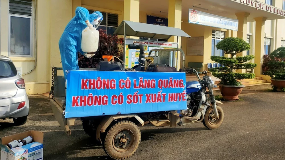 Tập trung phòng chống dịch bệnh sốt xuất huyết tại huyện Di Linh. Ảnh: Lâm Đồng Online