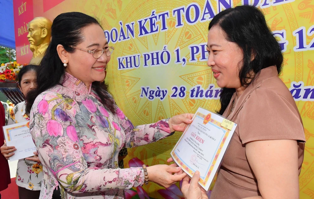 Chủ tịch HĐND TPHCM Nguyễn Thị Lệ tuyên dương gia đình văn hóa tiêu biểu. Ảnh: VIỆT DŨNG 
