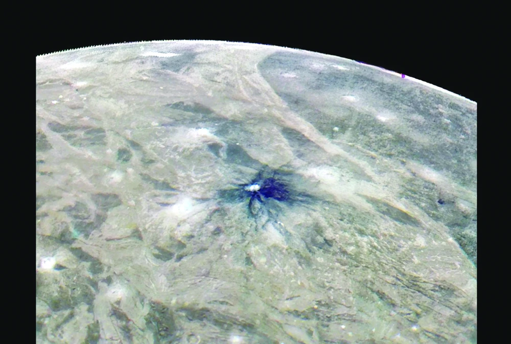 Tàu vũ trụ Juno đã lần đầu tiên phát hiện muối khoáng và các hợp chất hữu cơ trên bề mặt mặt trăng Ganymede của sao Mộc