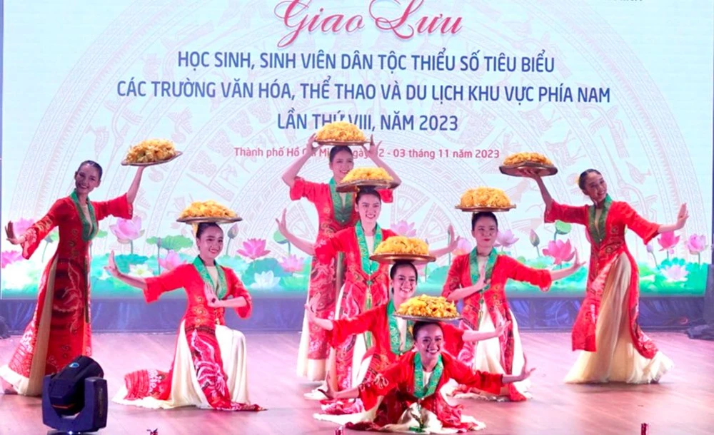 Tiết mục múa "Nồng nàn phương Nam" của HSSV trường Trung cấp Múa TPHCM. Ảnh: THÚY BÌNH.