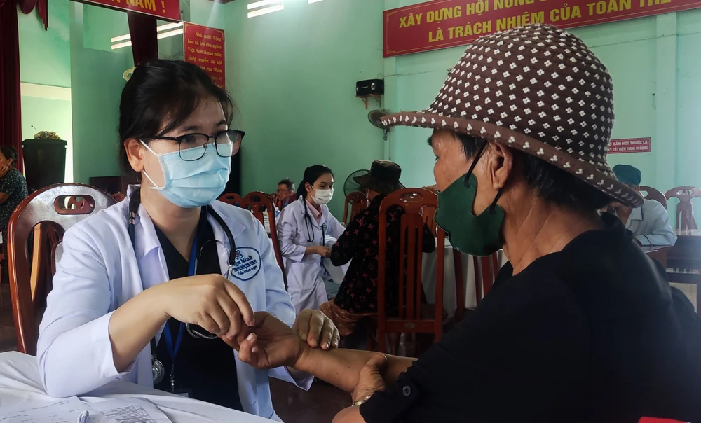 Người dân xã Hàm Chính, huyện Hàm Thuận Bắc được bác sĩ khám khớp ngón tay
