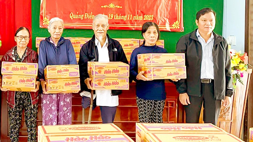 Các hộ gia đình khó khăn tại xã Quảng Vinh, Quảng Điền, Thừa Thiên Huế nhận quà hỗ trợ