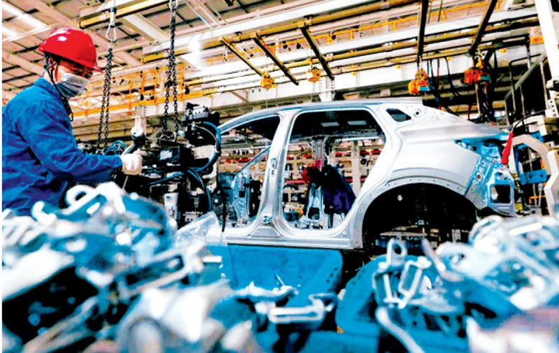 Sản xuất ô tô điện BYD tại một nhà máy ở tỉnh Giang Tô, Trung Quốc. Ảnh: EPA