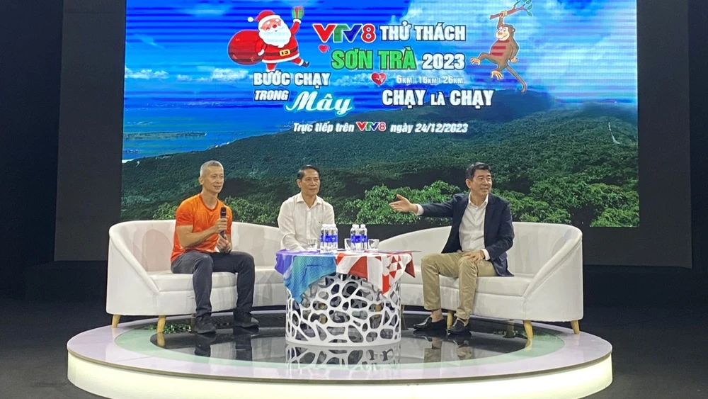 Ban tổ chức giải chạy bộ “VTV8 Sơn Trà Run Challenge 2023” trao đổi thông tin tại buổi lễ