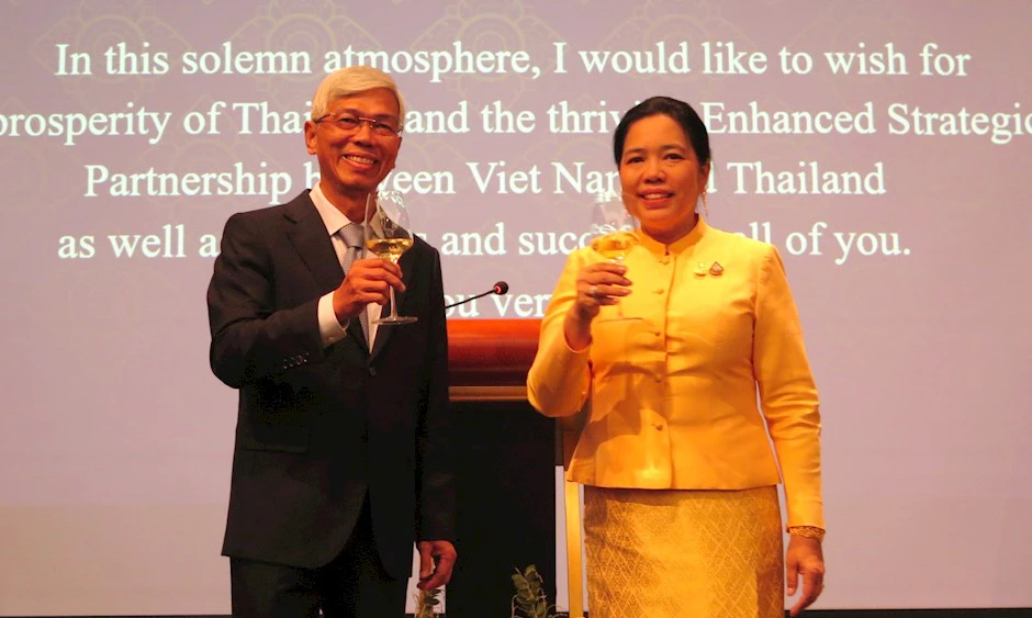 Phó Chủ tịch UBND TP Võ Văn Hoan chúc mừng Tổng Lãnh sự Thái Lan tại buổi lễ. Ảnh: hcmcpv