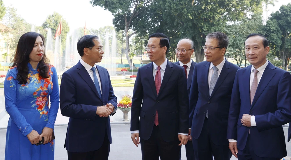 Chủ tịch nước Võ Văn Thưởng với các đại biểu dự buổi gặp mặt các Đại sứ, Trưởng cơ quan đại diện Việt Nam ở nước ngoài