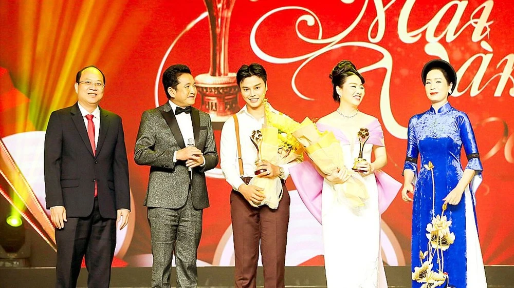 Đồng chí Nguyễn Hồ Hải trao Giải Mai Vàng nam và nữ diễn viên được yêu thích nhất cho nghệ sĩ Võ Minh Lâm và diễn viên Lê Khánh. Ảnh: DŨNG PHƯƠNG